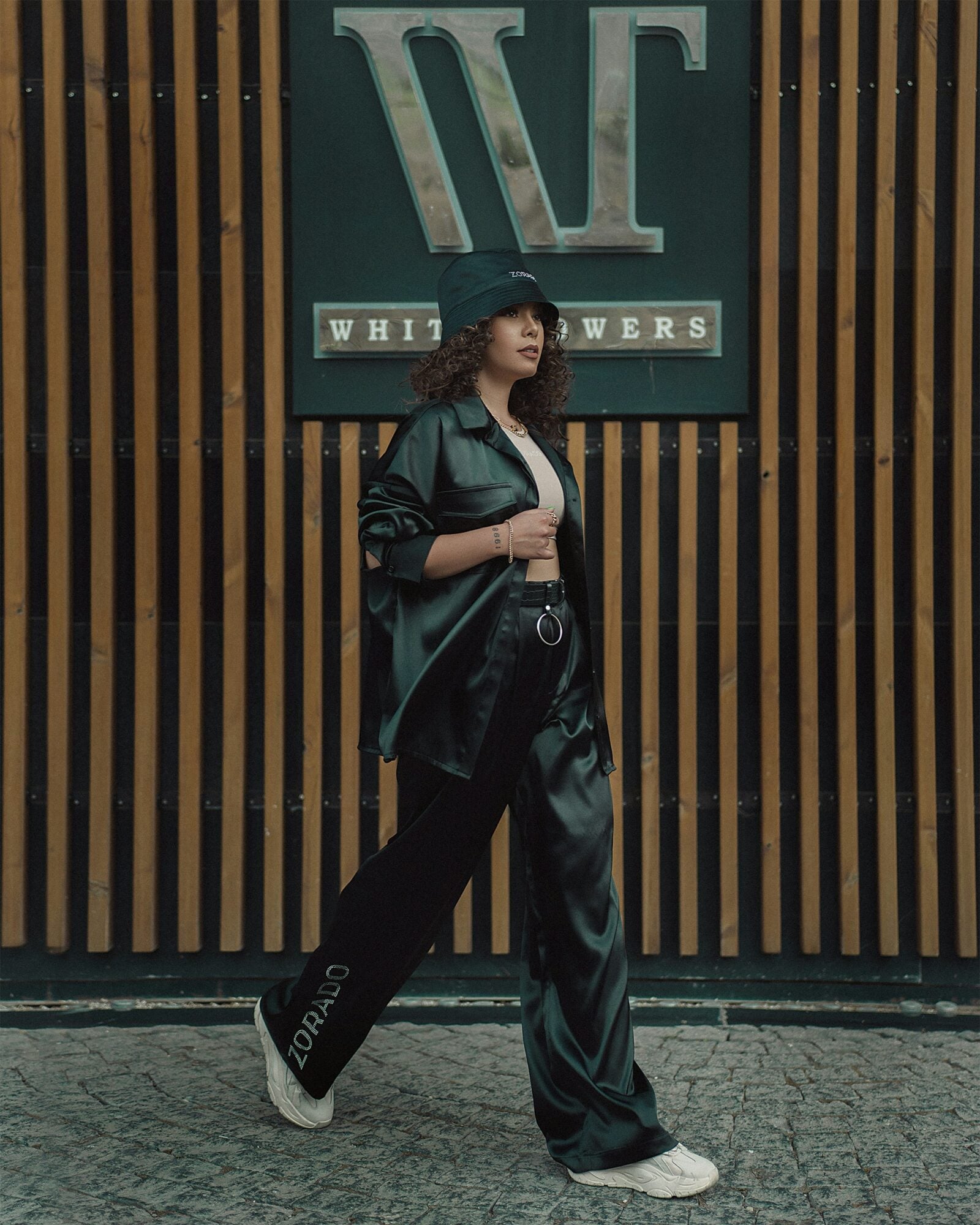 Pantalones de mujer: las siluetas que definirán 2026 3 El pantalon ancho la nueva linea de fuerza Pantalones de mujer las siluetas que definiran 2026 Modalova