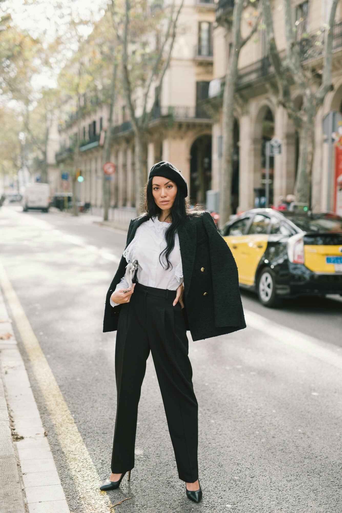 Pantalones de mujer: las siluetas que definirán 2026 9 El pantalon sastre se libera de la oficina 1 Pantalones de mujer las siluetas que definiran 2026 Modalova