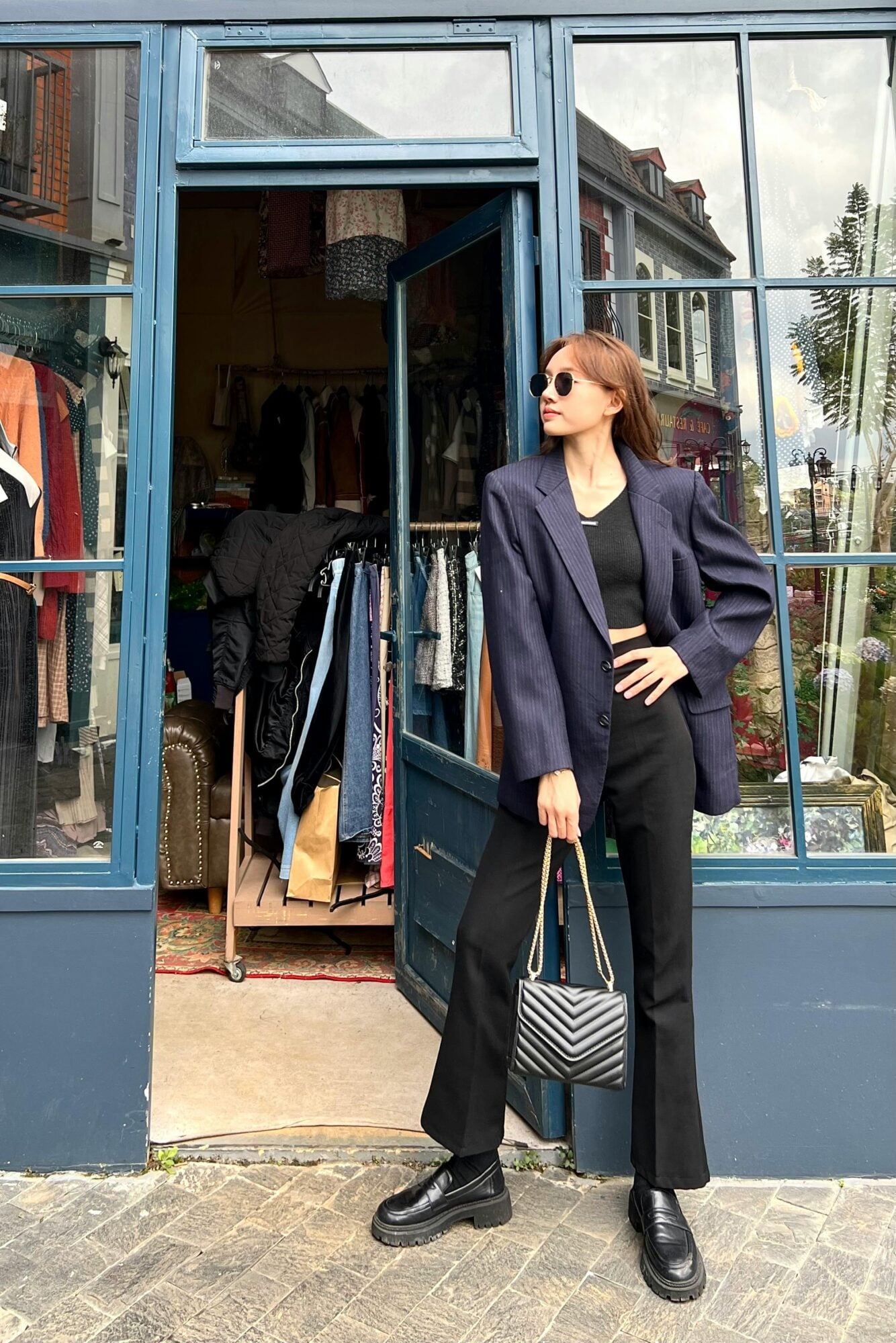 Pantalones de mujer: las siluetas que definirán 2026 8 El pantalon sastre se libera de la oficina Pantalones de mujer las siluetas que definiran 2026 Modalova