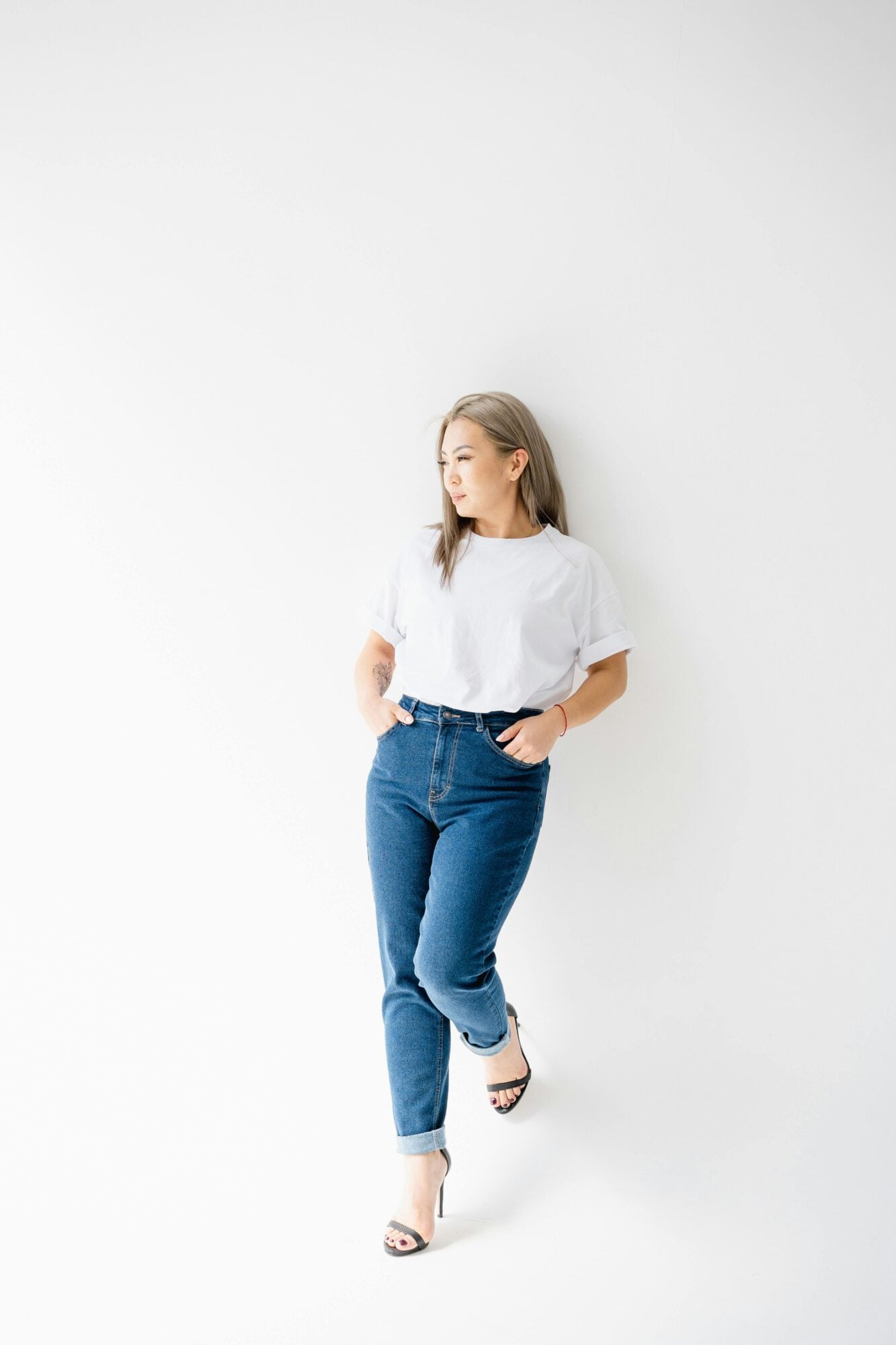 Pantalones de mujer: las siluetas que definirán 2026 11 El vaquero recto el icono tranquilo 1 Pantalones de mujer las siluetas que definiran 2026 Modalova