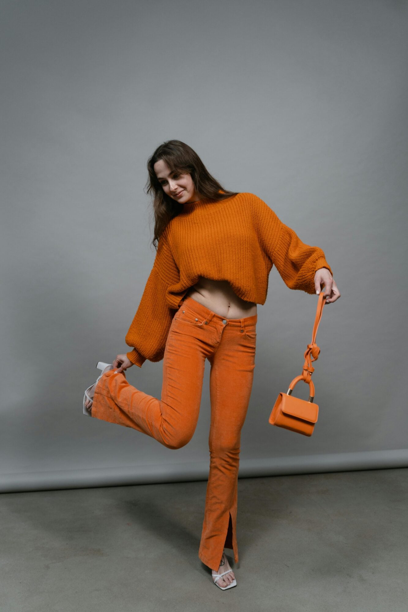 Pantalones de mujer: las siluetas que definirán 2026 6 La pana recupera su poder de estilo 1 Pantalones de mujer las siluetas que definiran 2026 Modalova