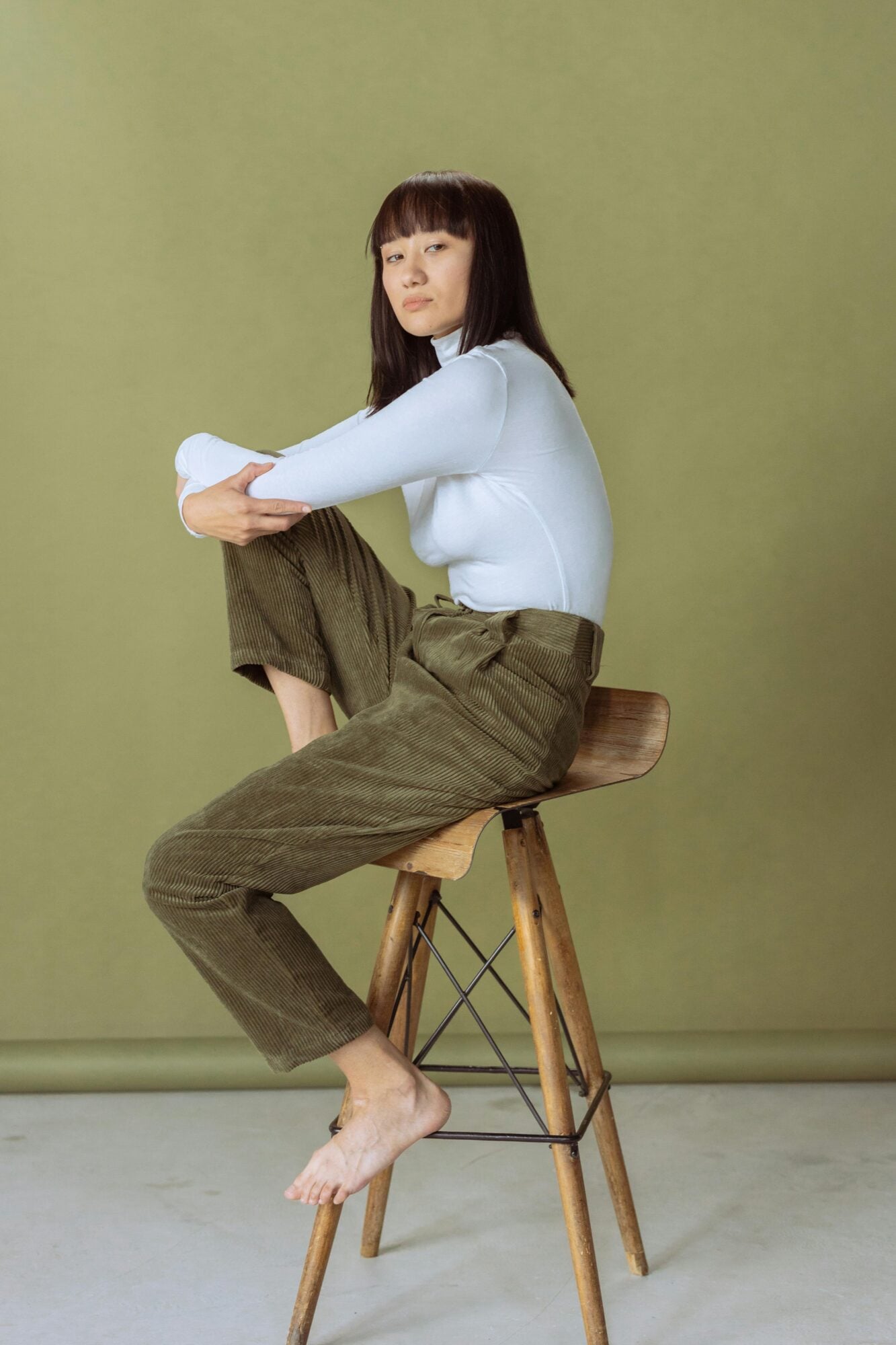 Pantalones de mujer: las siluetas que definirán 2026 7 La pana recupera su poder de estilo Pantalones de mujer las siluetas que definiran 2026 Modalova