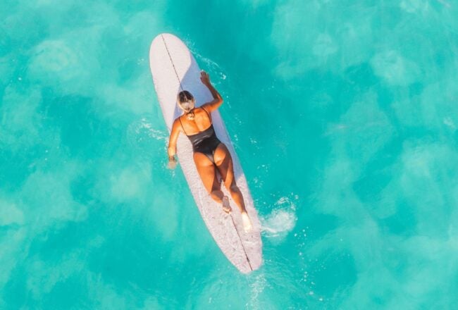 Pourquoi les surfeuses reviennent au maillot de bain une piece Modalova 1 scaled