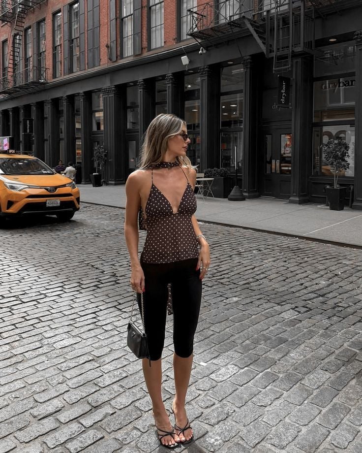 Idea de look mujer con pantalón capri