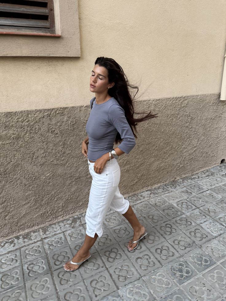 Idea de look mujer con pantalón capri