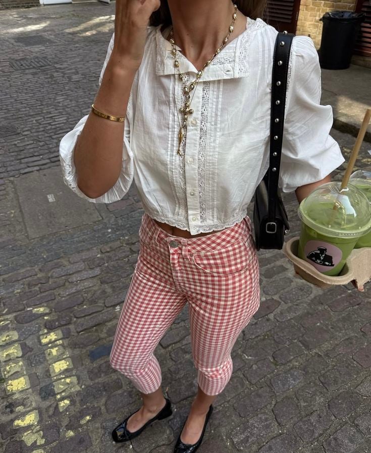 Look con pantalones capri vichy