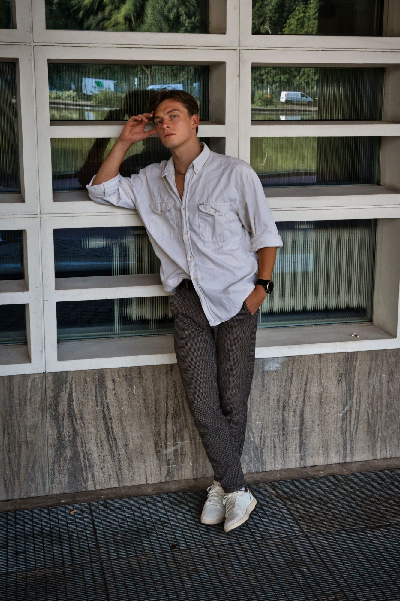 Pantalones chinos: la elegancia discreta del verano 4 El corte y el tejido marcan la diferencia Pantalones chinos la elegancia discreta del verano Modalova