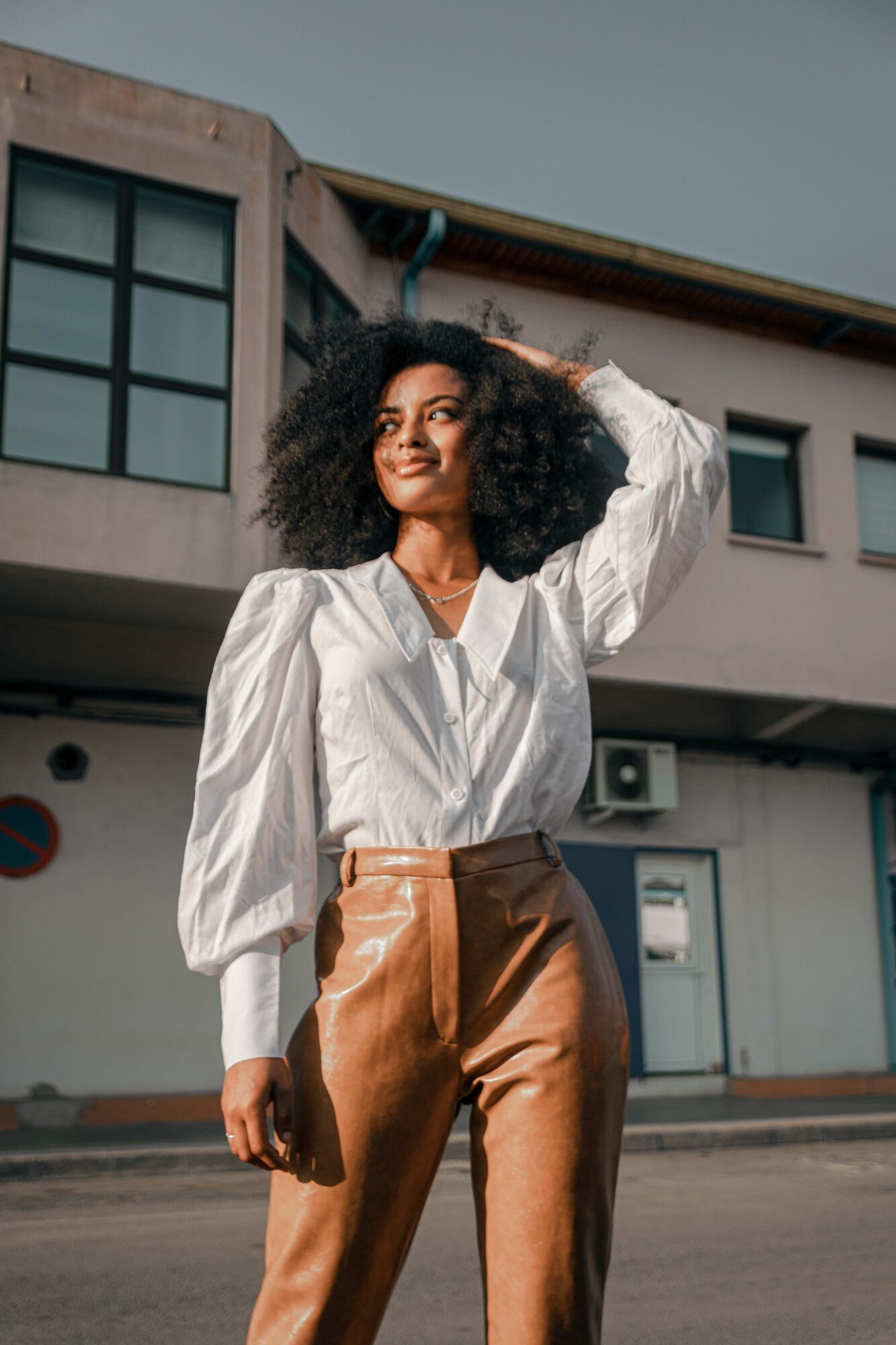 Esenciales de temporada: las prendas que combinan con todo 4 El pantalon impecable la alternativa al vaquero Esenciales de temporada las prendas que combinan con todo Modalova