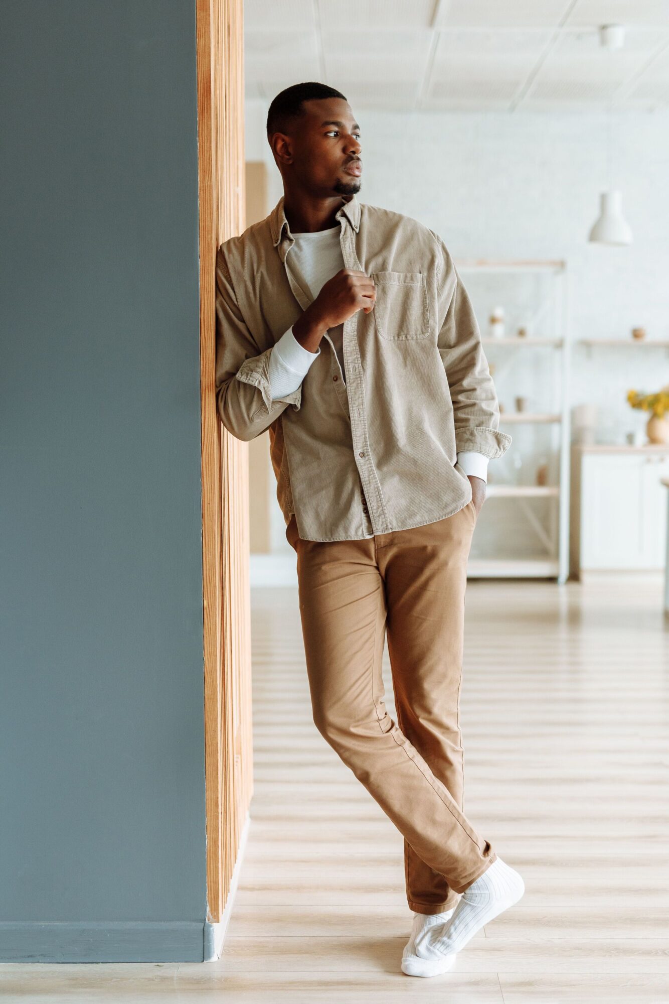 Pantalones chinos: la elegancia discreta del verano 2 El regreso de un clasico del armario masculino Pantalones chinos la elegancia discreta del verano Modalova