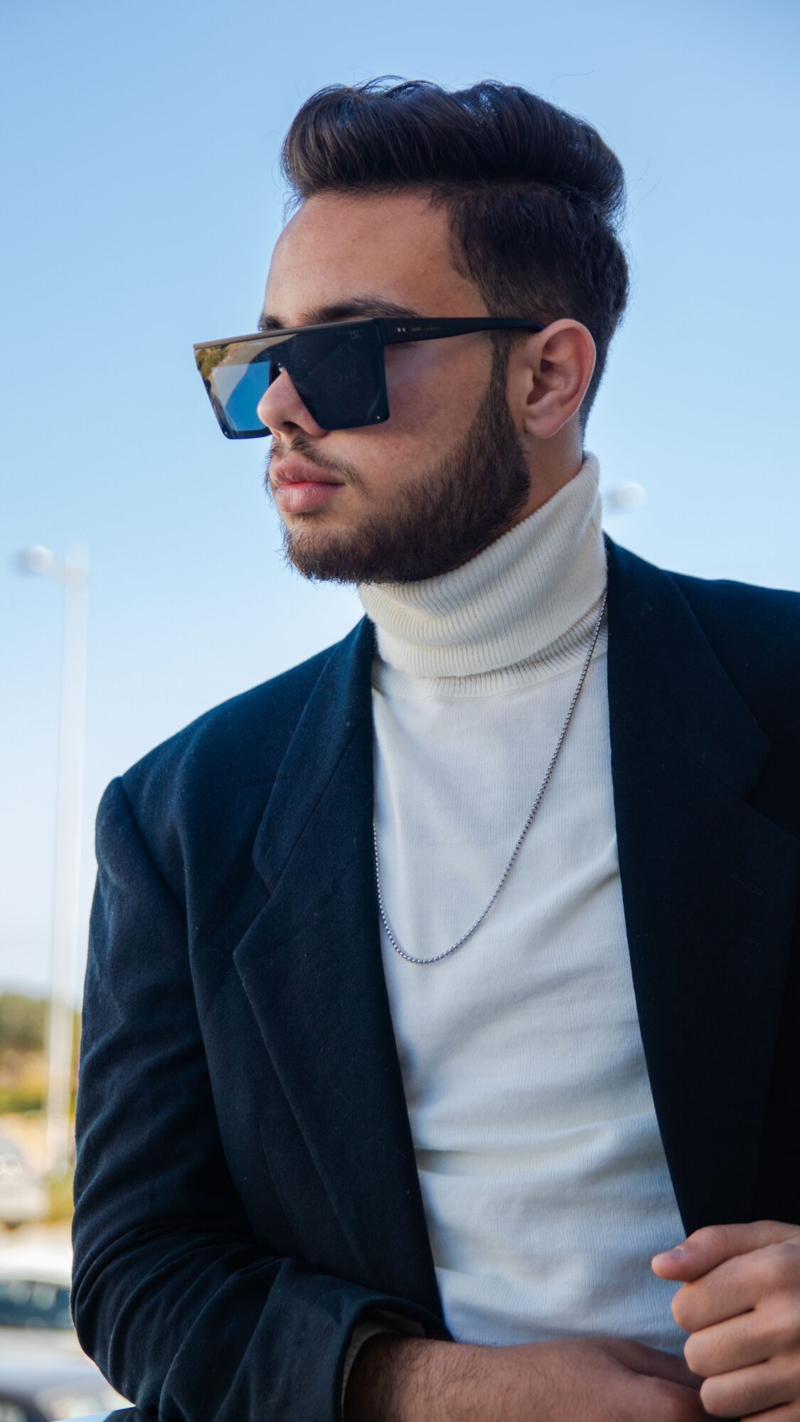 Les lunettes deviennent presque architecturales Du sac XXL a la montre carree lallure masculine de 2026 Modalova