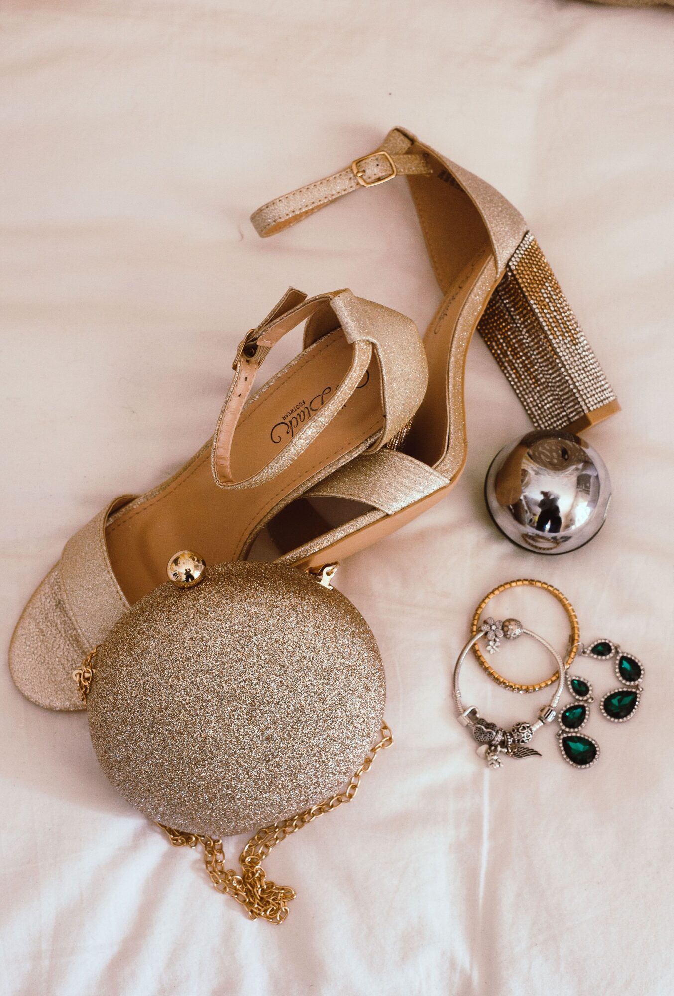 Casino chic: el arte de eludir el código de vestimenta 4 Les matieres et accessoires qui donnent le ton Casino chic lart de dejouer le dress code Modalova