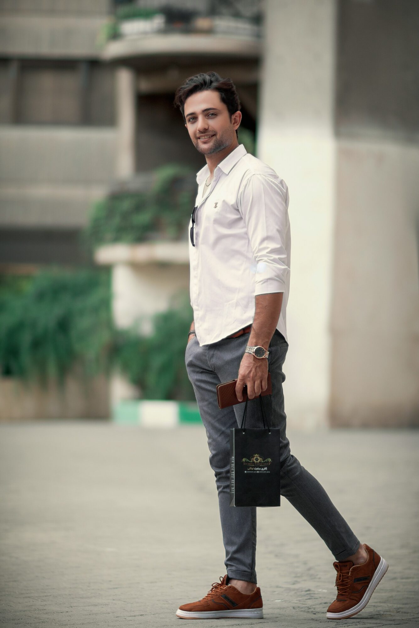 Pantalones chinos: la elegancia discreta del verano 3 Los colores que definen la temporada Pantalones chinos la elegancia discreta del verano Modalova