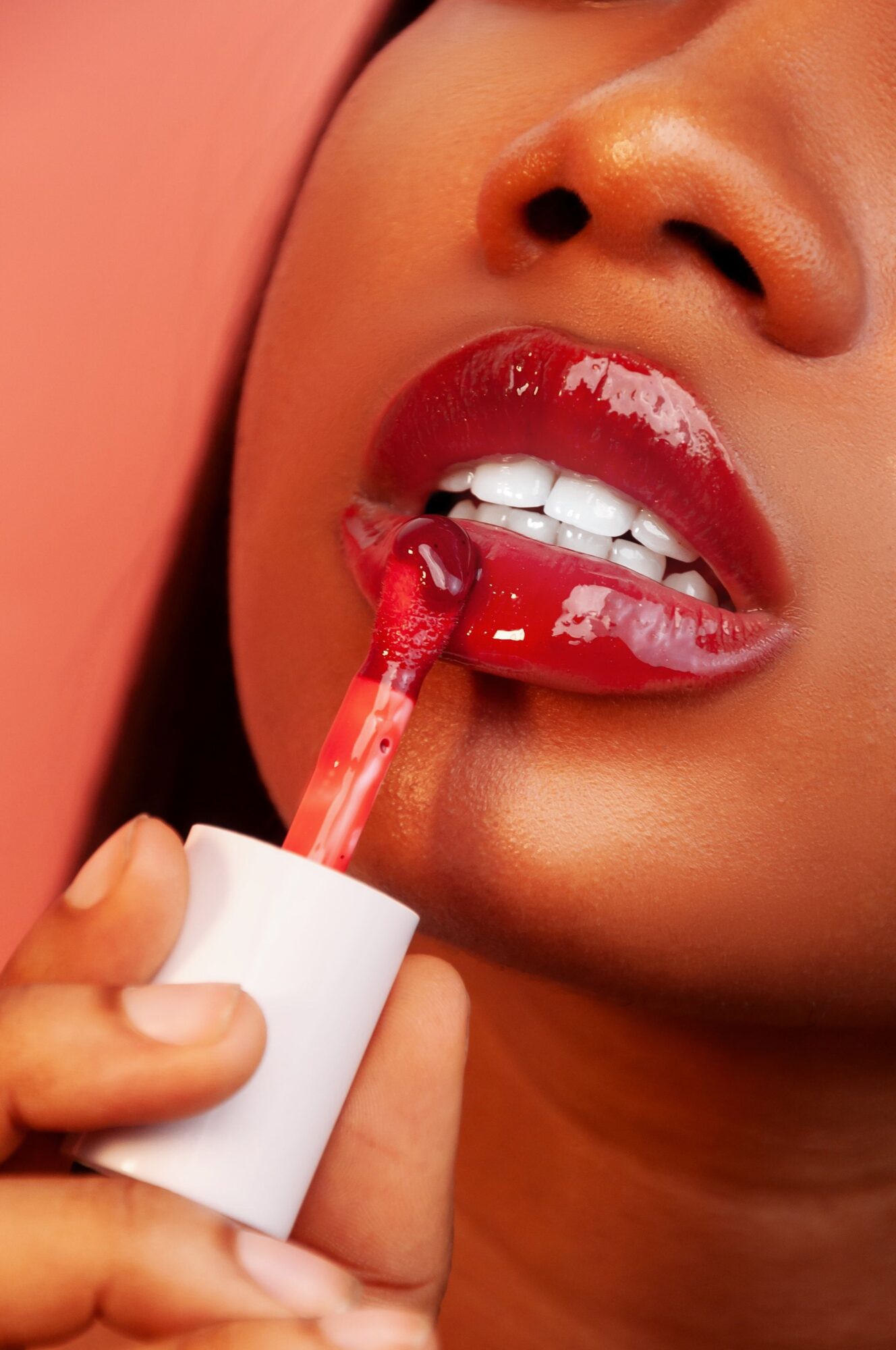 Las marcas de belleza limpia reinventan el brillo labial 2 Le gloss devient un soin a part entiere Les clean beauty brands reinventent le lip gloss Modalova
