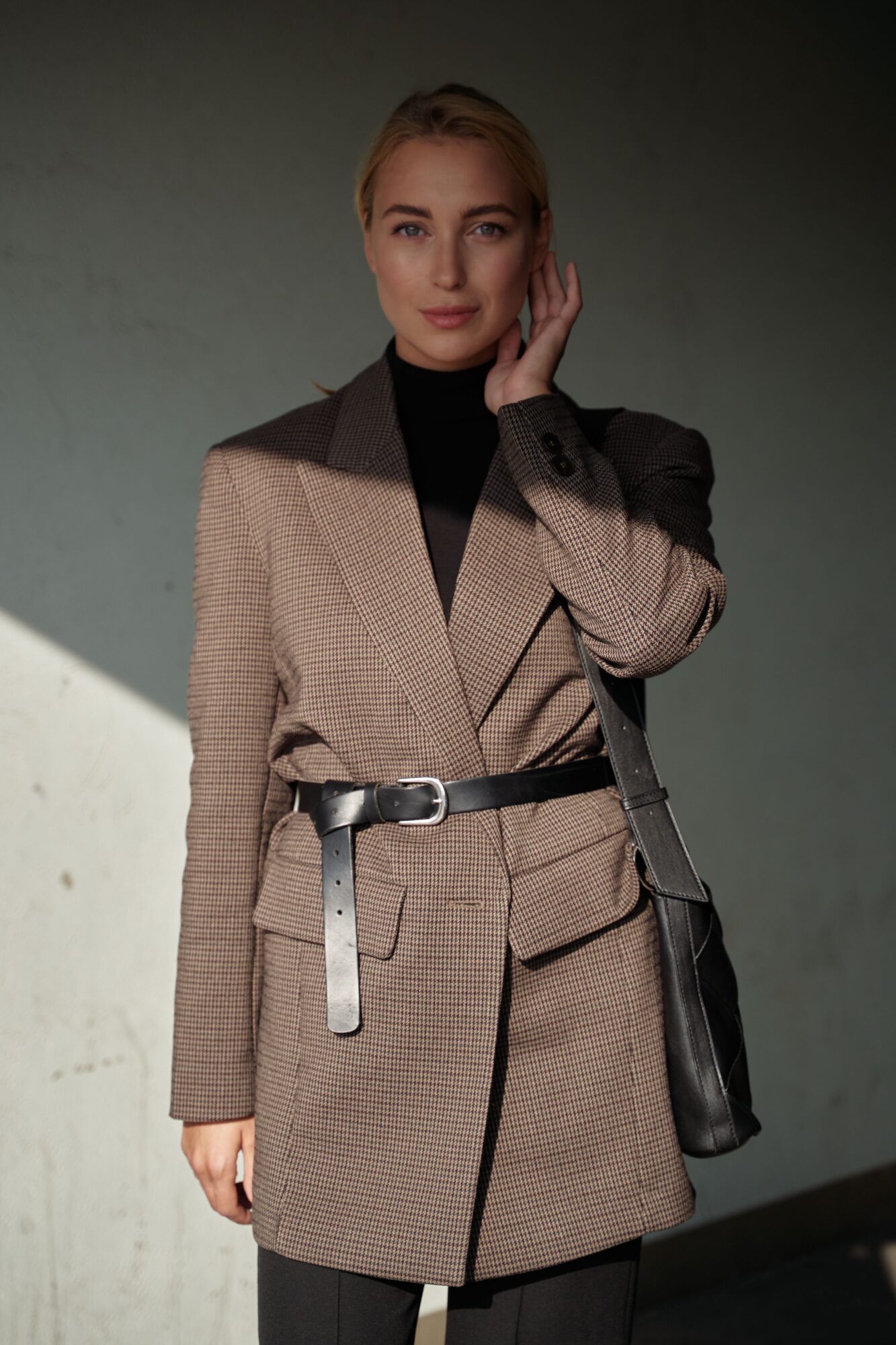 Des epaules affirmees aux volumes oversize Cet hiver le blazer pour femme change de proportions Modalova