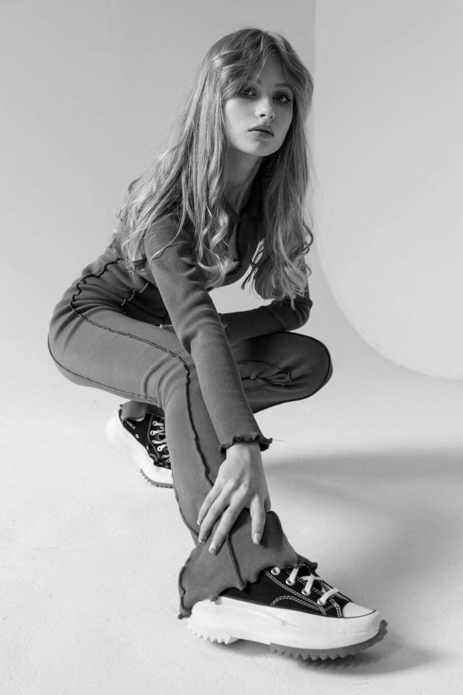 Les silhouettes de baskets qui faconnent le vestiaire Baskets et silhouettes les nouveaux accords mode Modalova