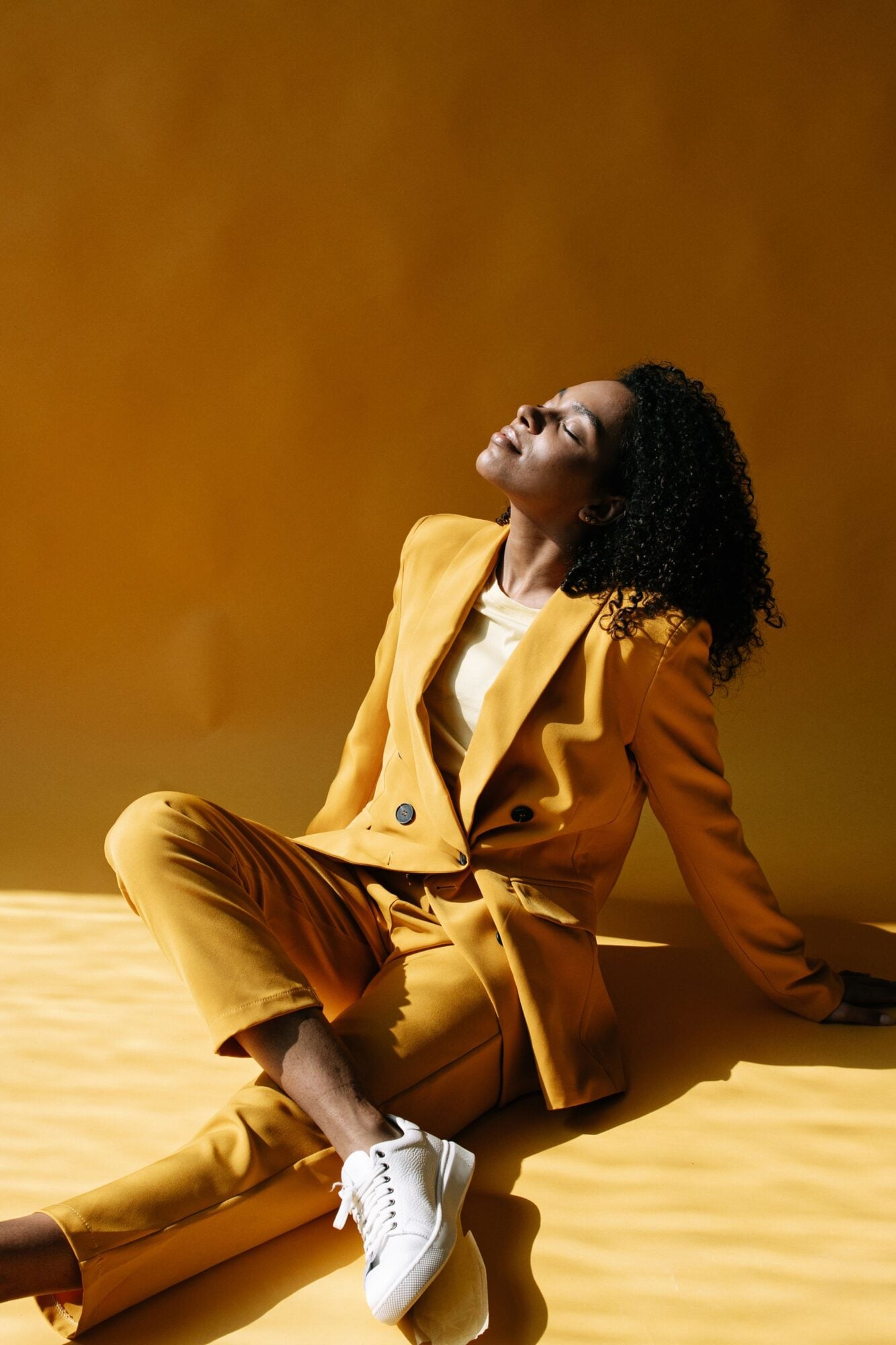 Tailoring et baskets une elegance moins attendue Baskets et silhouettes les nouveaux accords mode Modalova