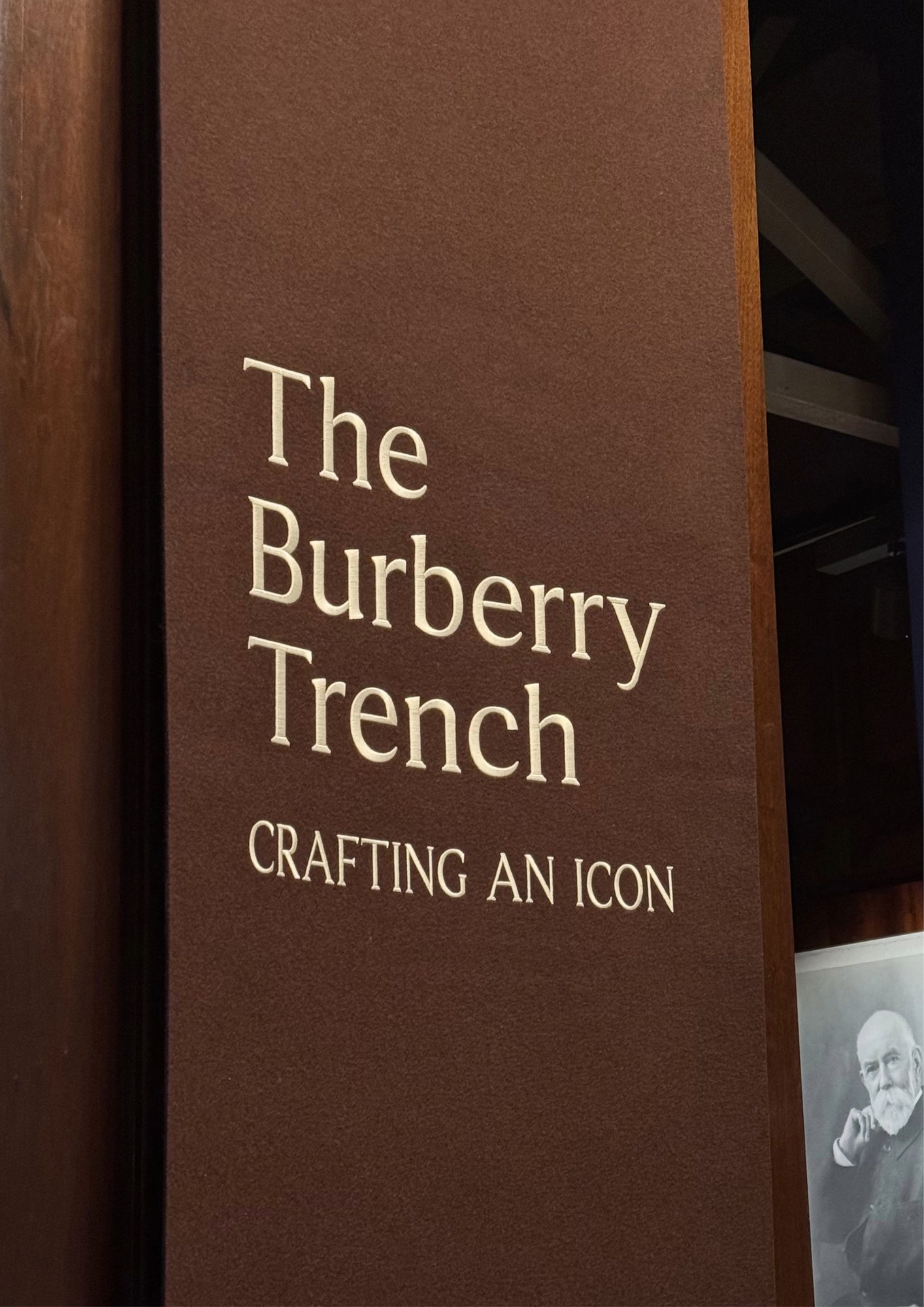 El Trench de Burberry: Creando un Icono - la cita en el Museo V&A 2 Cartel de la exposición The Burberry Trench: Crafting an Icon del V&A Museum Londres