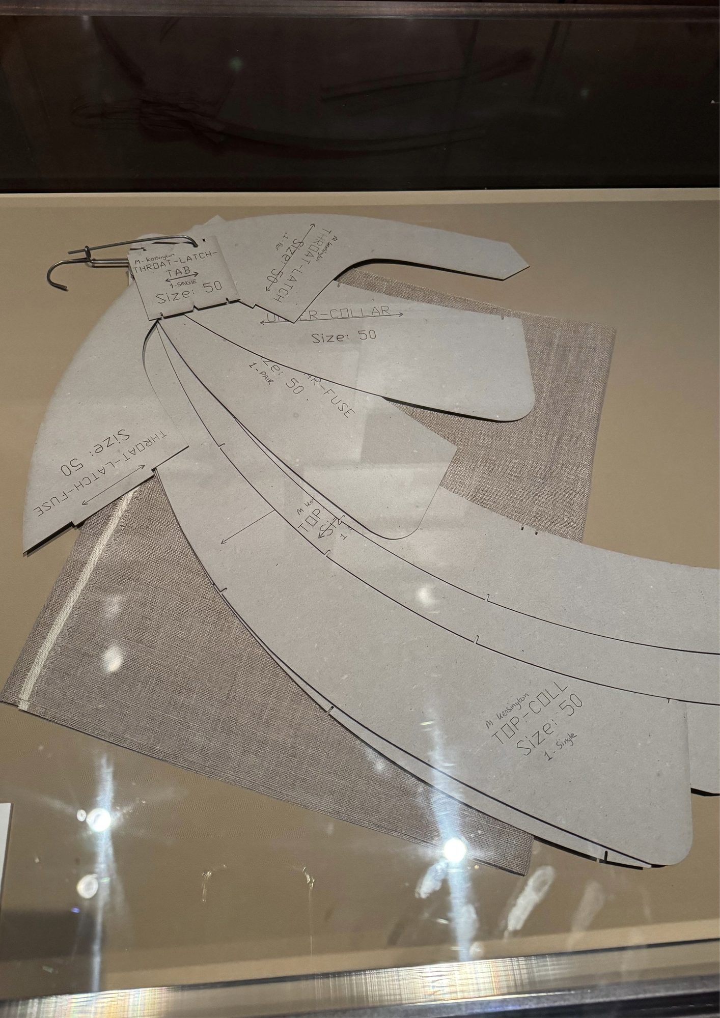El Trench de Burberry: Creando un Icono - la cita en el Museo V&A 8 Patrón cuello trench Burberry