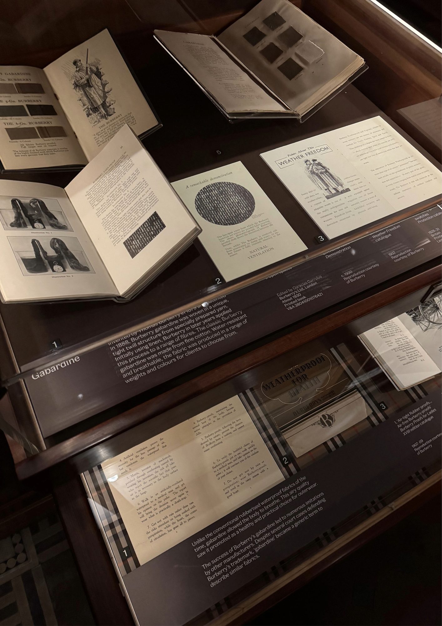 El Trench de Burberry: Creando un Icono - la cita en el Museo V&A 6 Documentos gabardina Burberry V&A Museum
