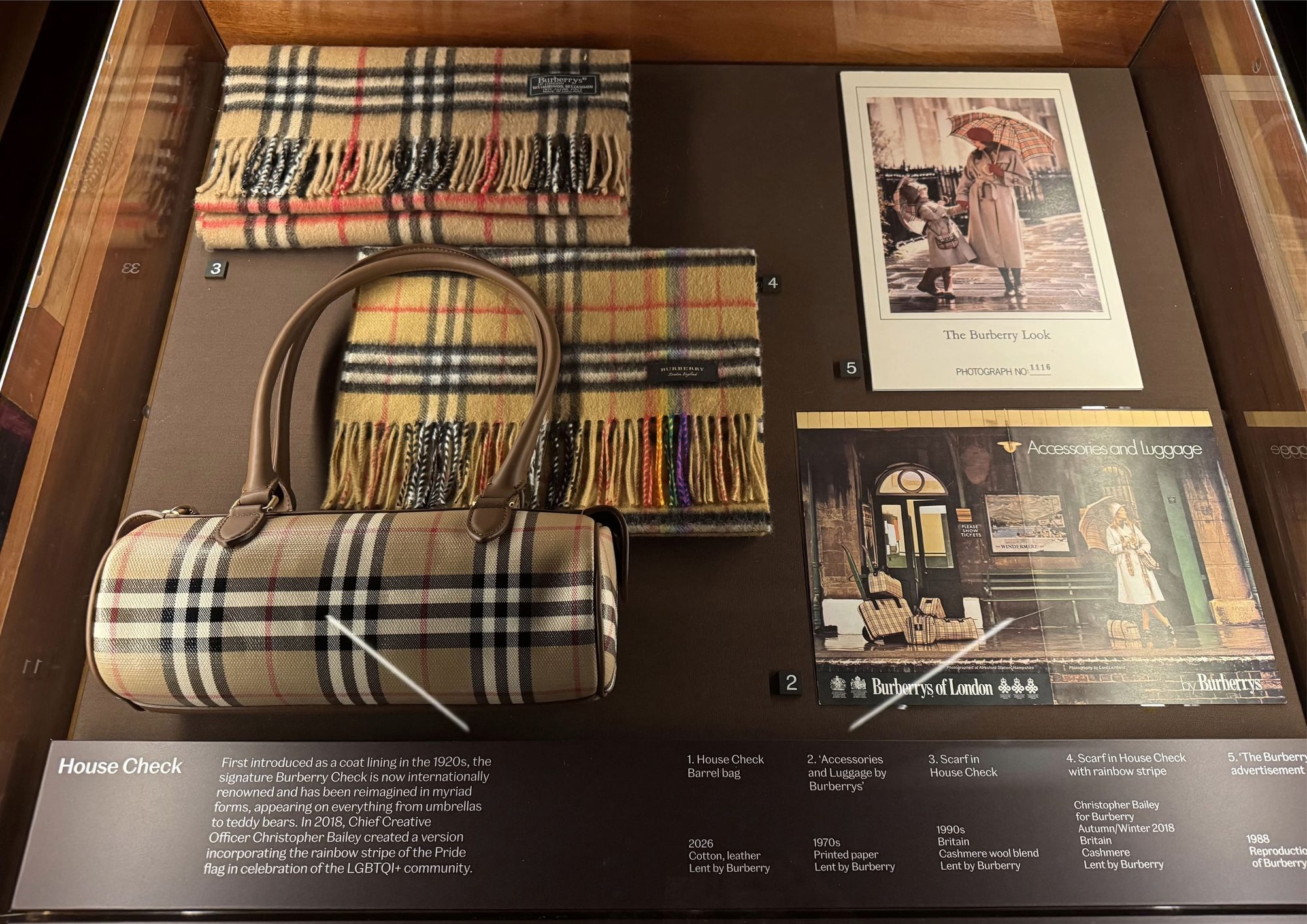 El Trench de Burberry: Creando un Icono - la cita en el Museo V&A 7 Burberry Check