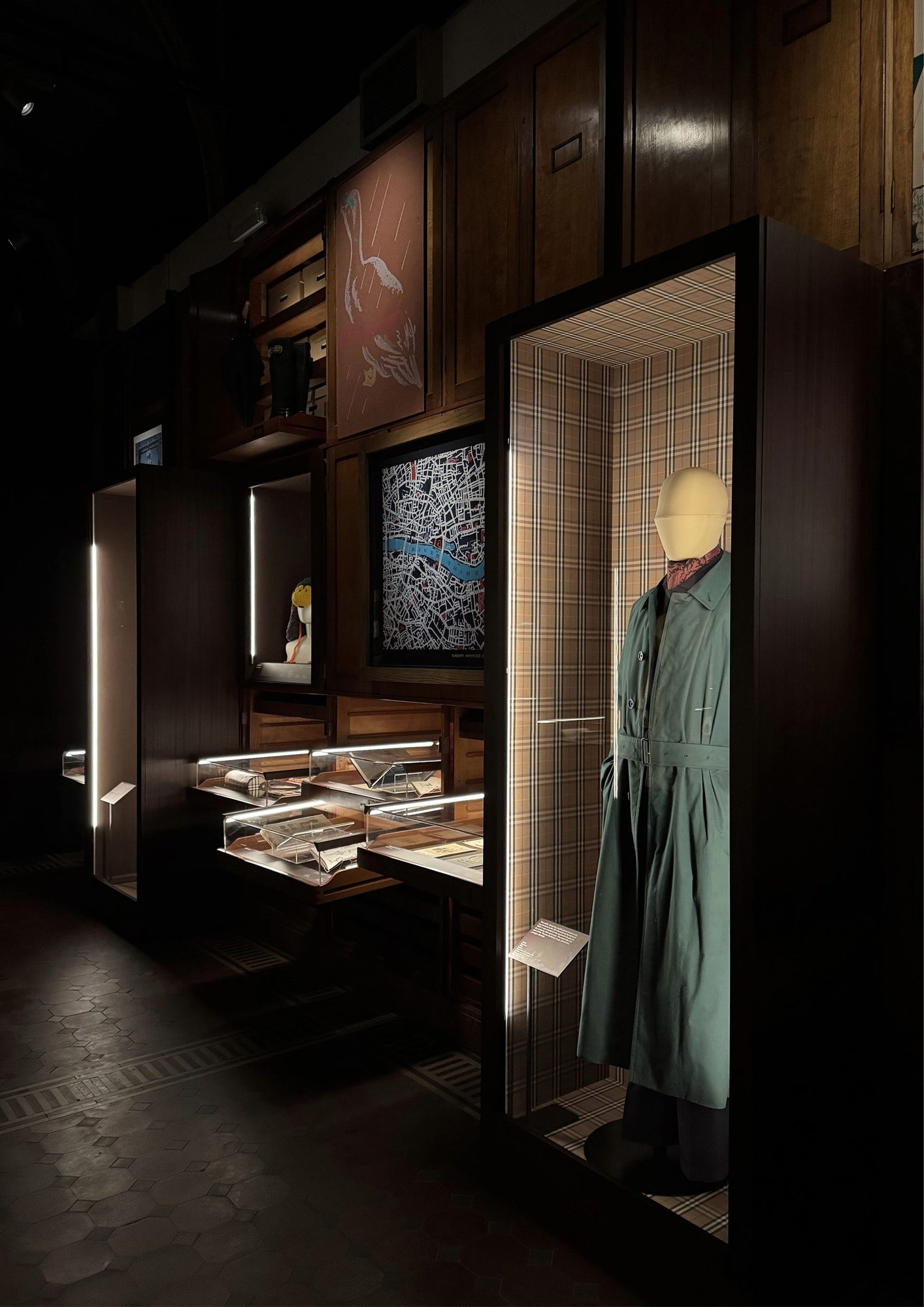 El Trench de Burberry: Creando un Icono - la cita en el Museo V&A 3 Expo Trench Burberry Londres