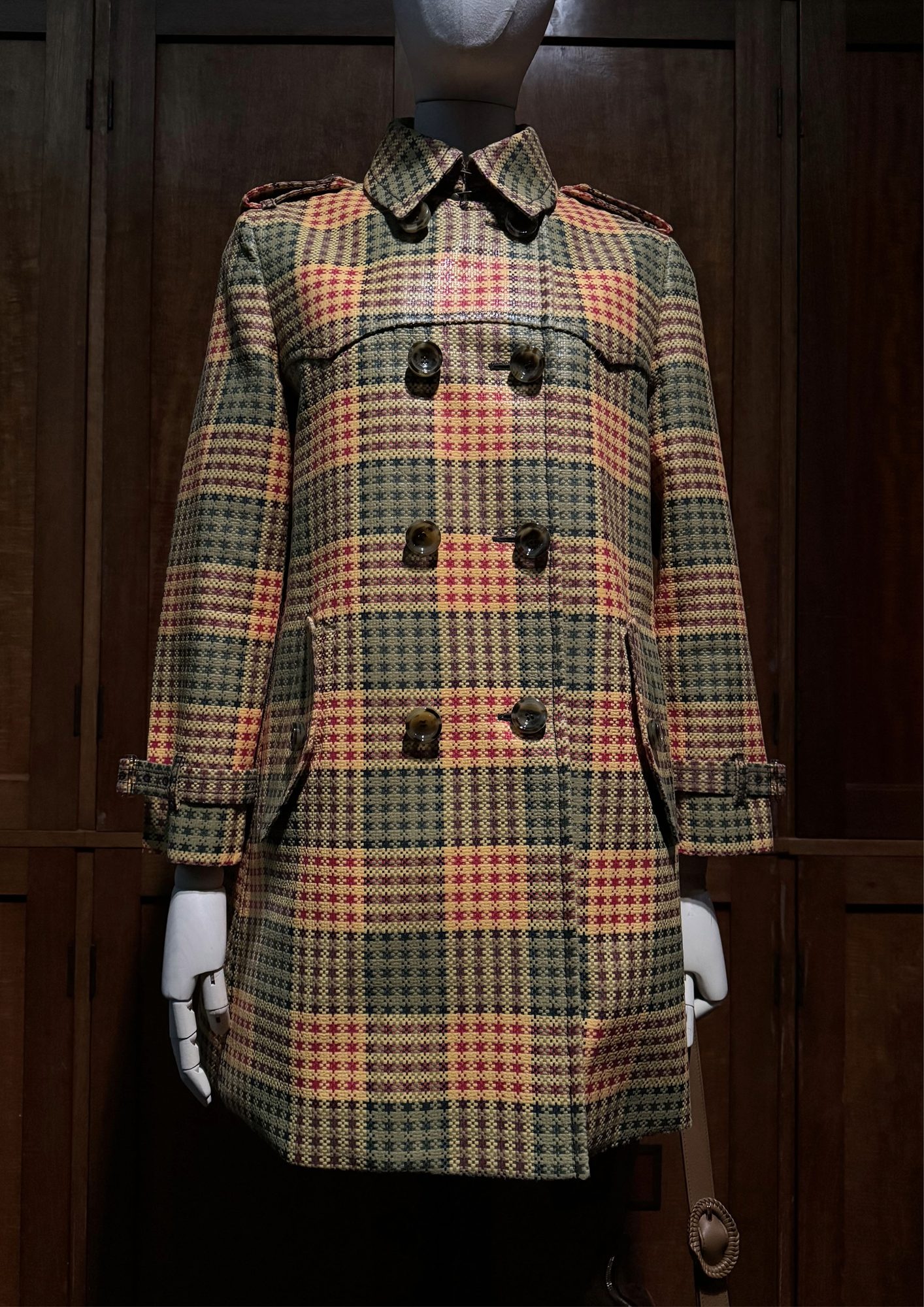 El Trench de Burberry: Creando un Icono - la cita en el Museo V&A 5 Trench Burberry en la expo V&A