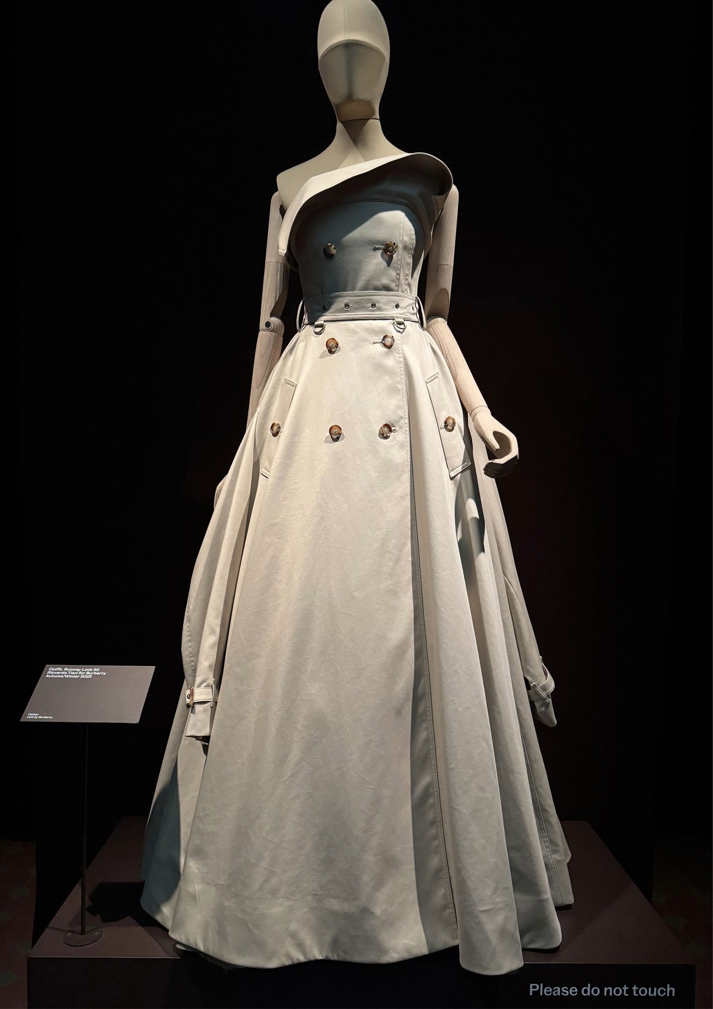El Trench de Burberry: Creando un Icono - la cita en el Museo V&A 13 Robe Burberry trench