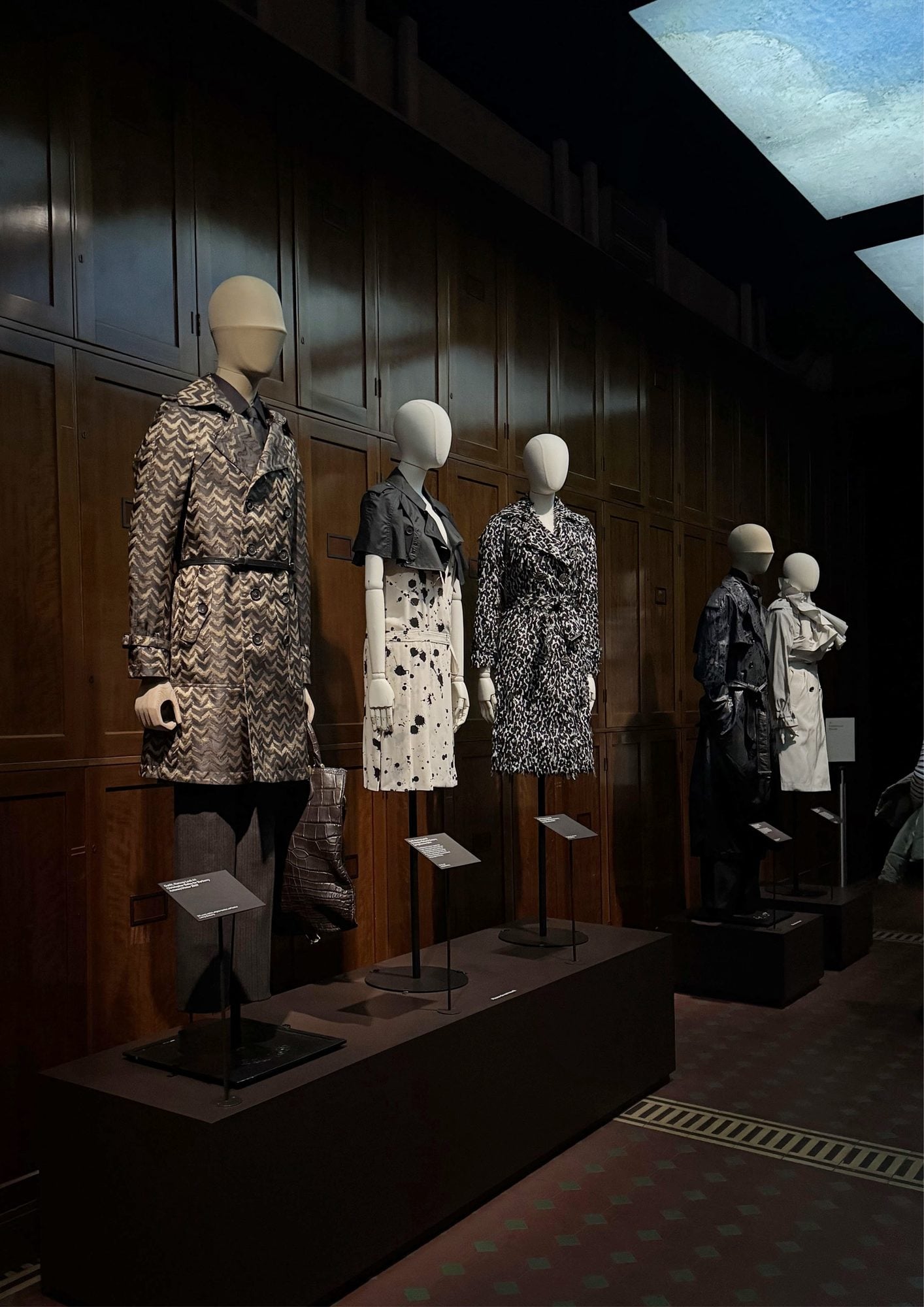 El Trench de Burberry: Creando un Icono - la cita en el Museo V&A 9 Looks Burberry Trench