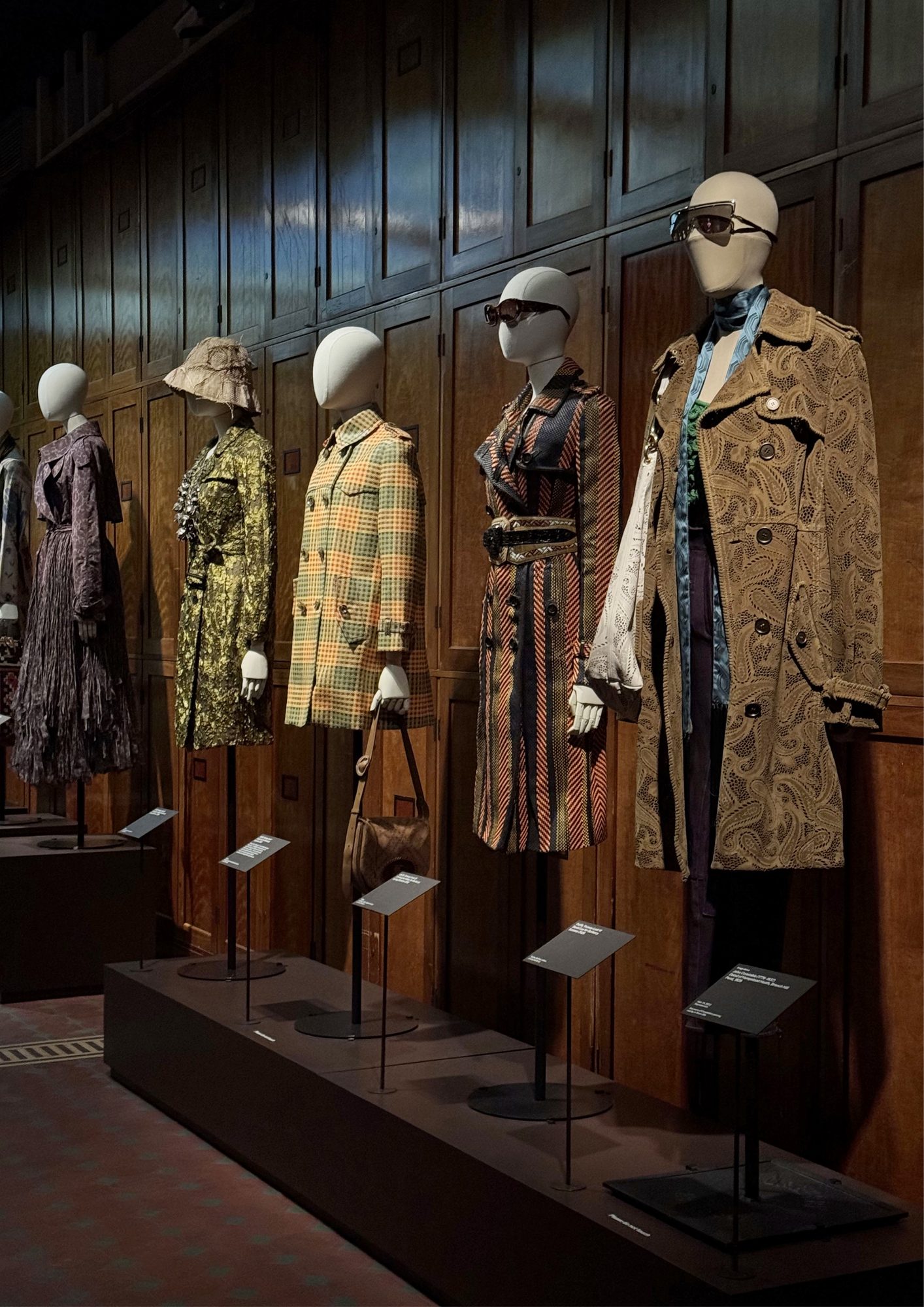 El Trench de Burberry: Creando un Icono - la cita en el Museo V&A 12 Colección trench Burberry exposición Londres
