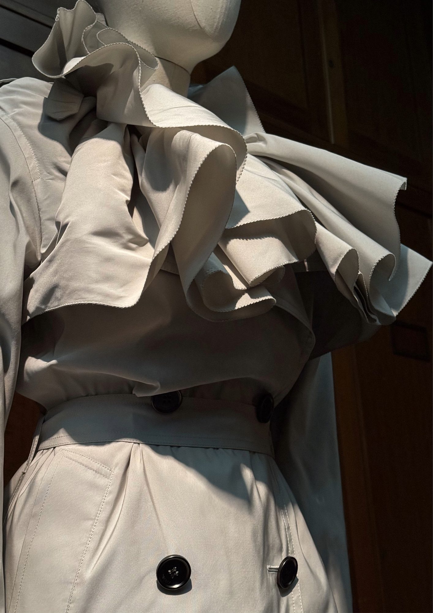 El Trench de Burberry: Creando un Icono - la cita en el Museo V&A 10 Cuello trench Burberry exposición Londres